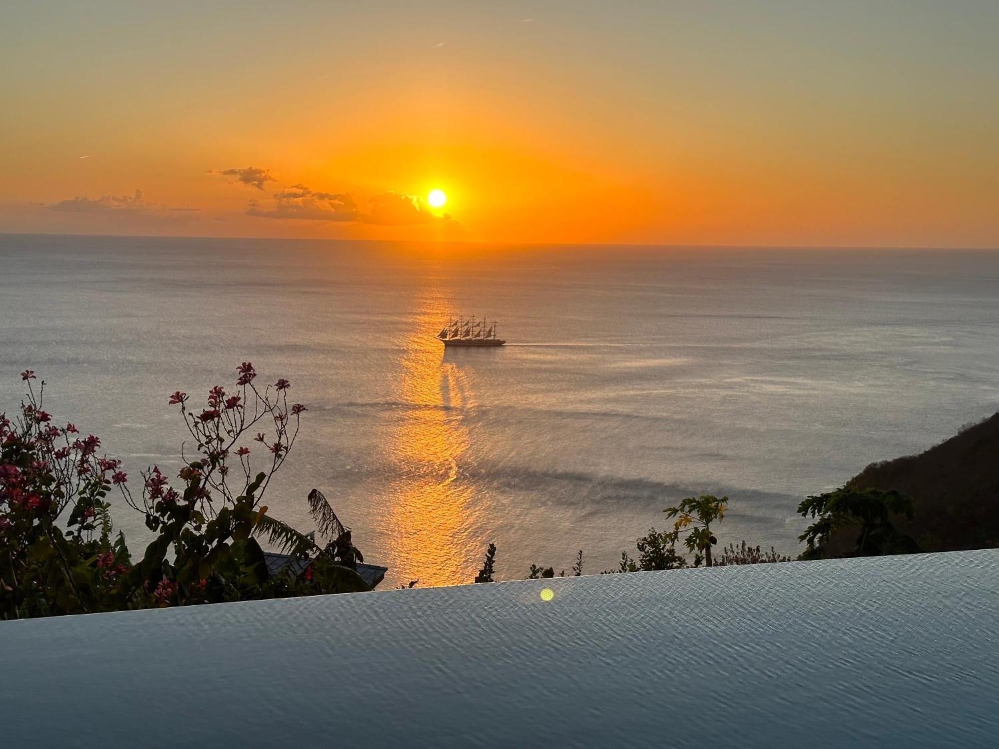 Infinity Luxury - Stunning Sea And Piton Views Villa