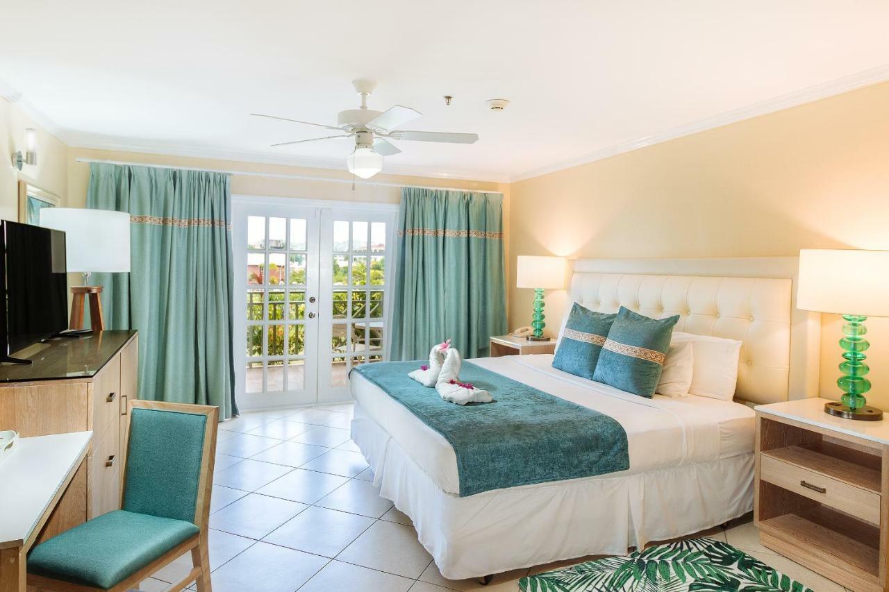 Bay Gardens & 4*